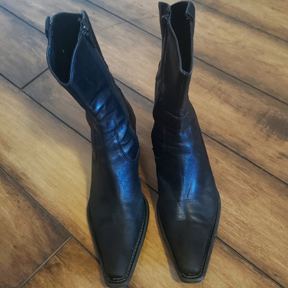 Women's leather boot.